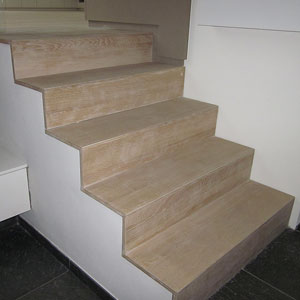 Holzcoop Treppe auf Beton